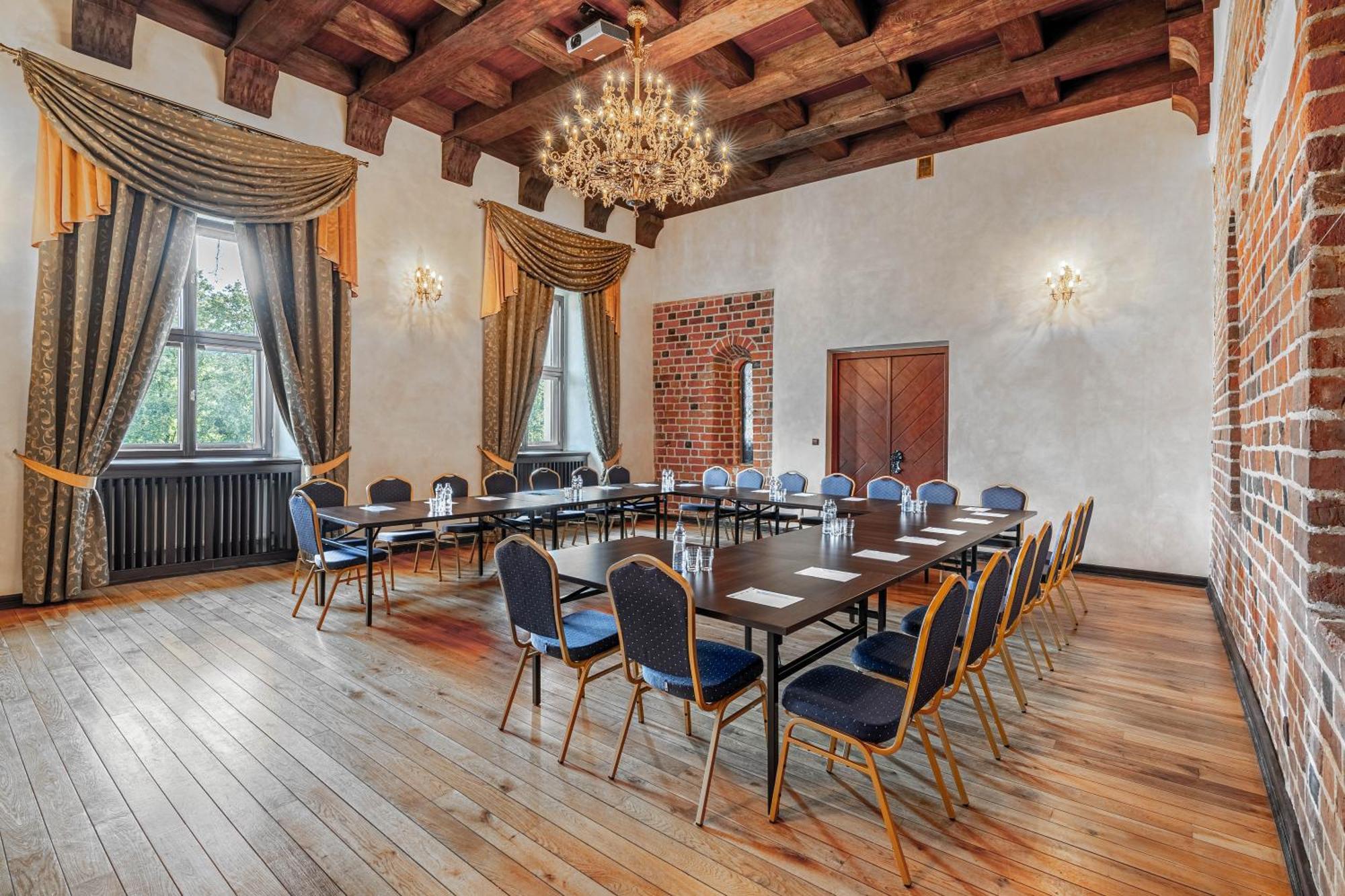 Aparthotel Zamek Uniejow Esterno foto