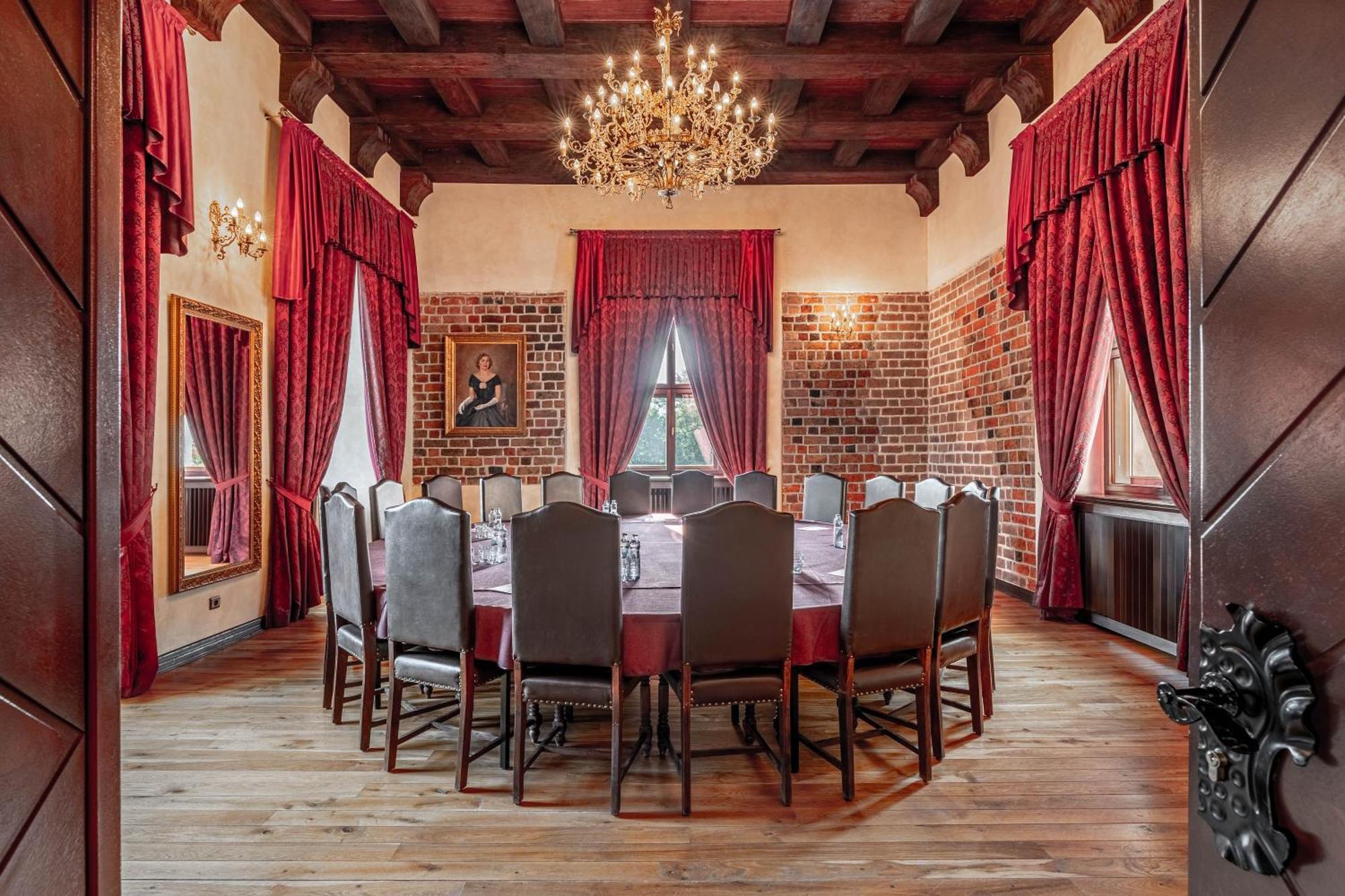 Aparthotel Zamek Uniejow Esterno foto