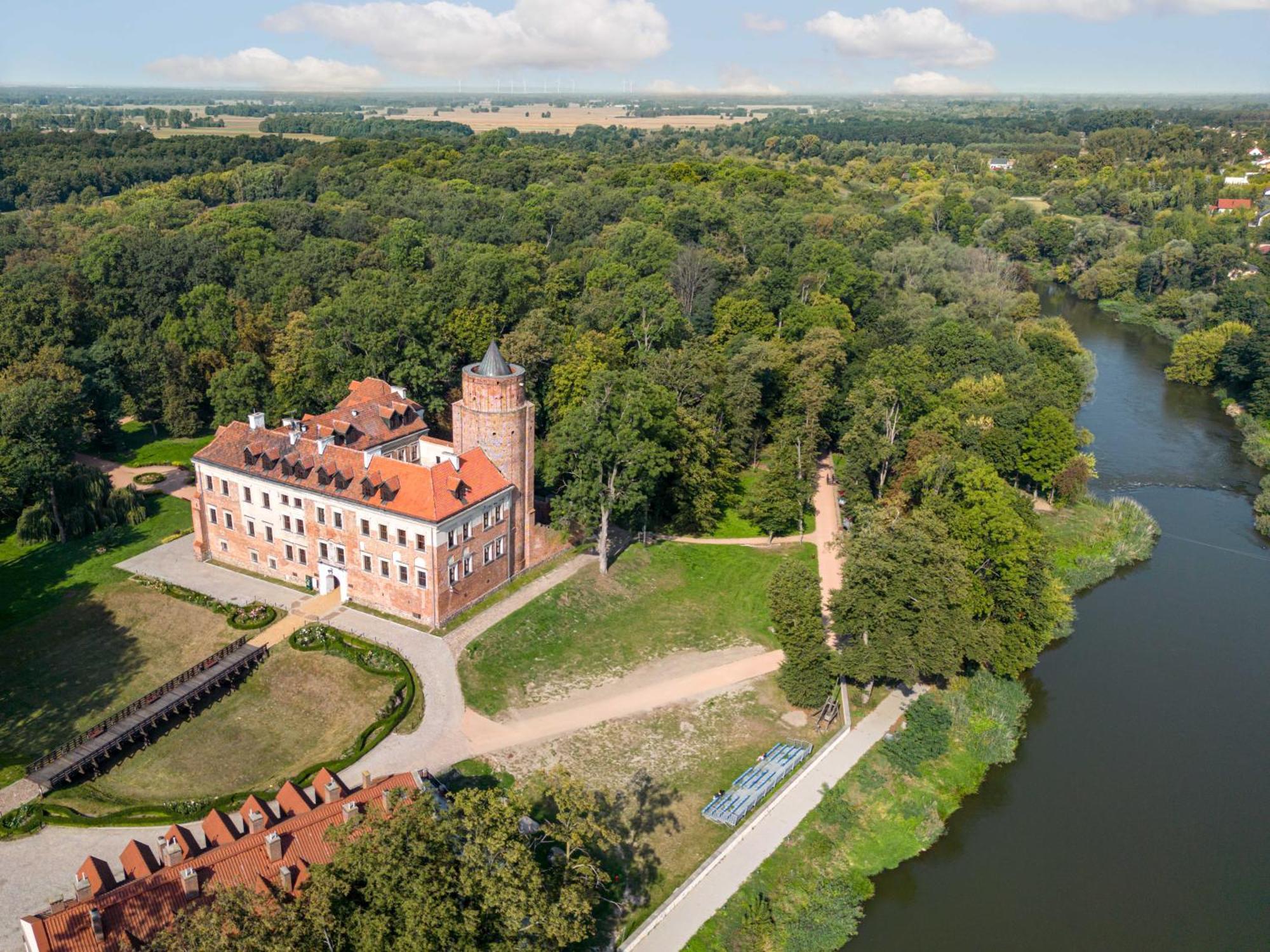 Aparthotel Zamek Uniejow Esterno foto