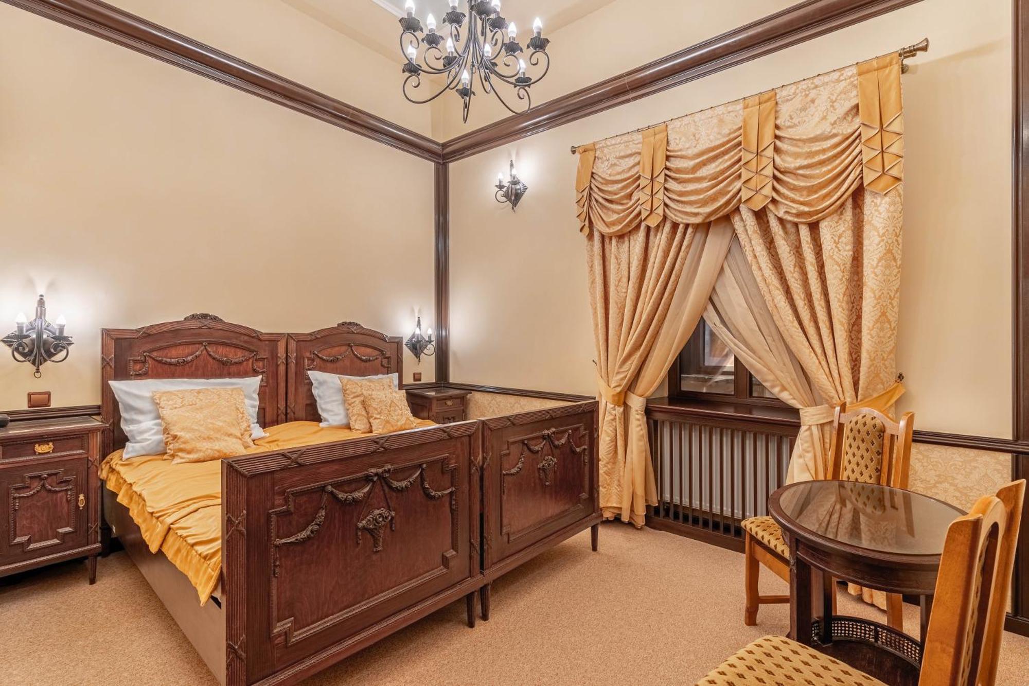 Aparthotel Zamek Uniejow Esterno foto