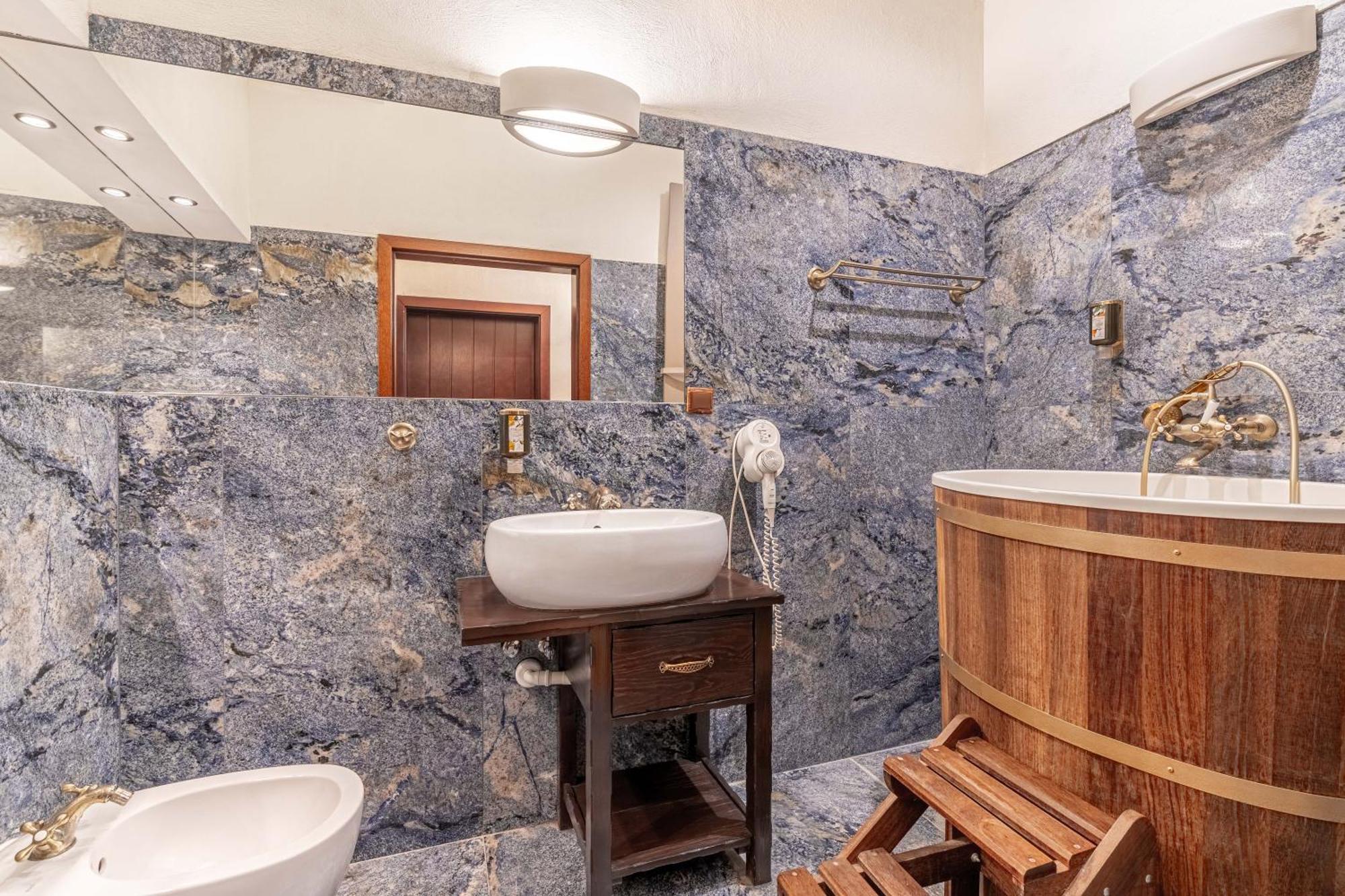 Aparthotel Zamek Uniejow Esterno foto