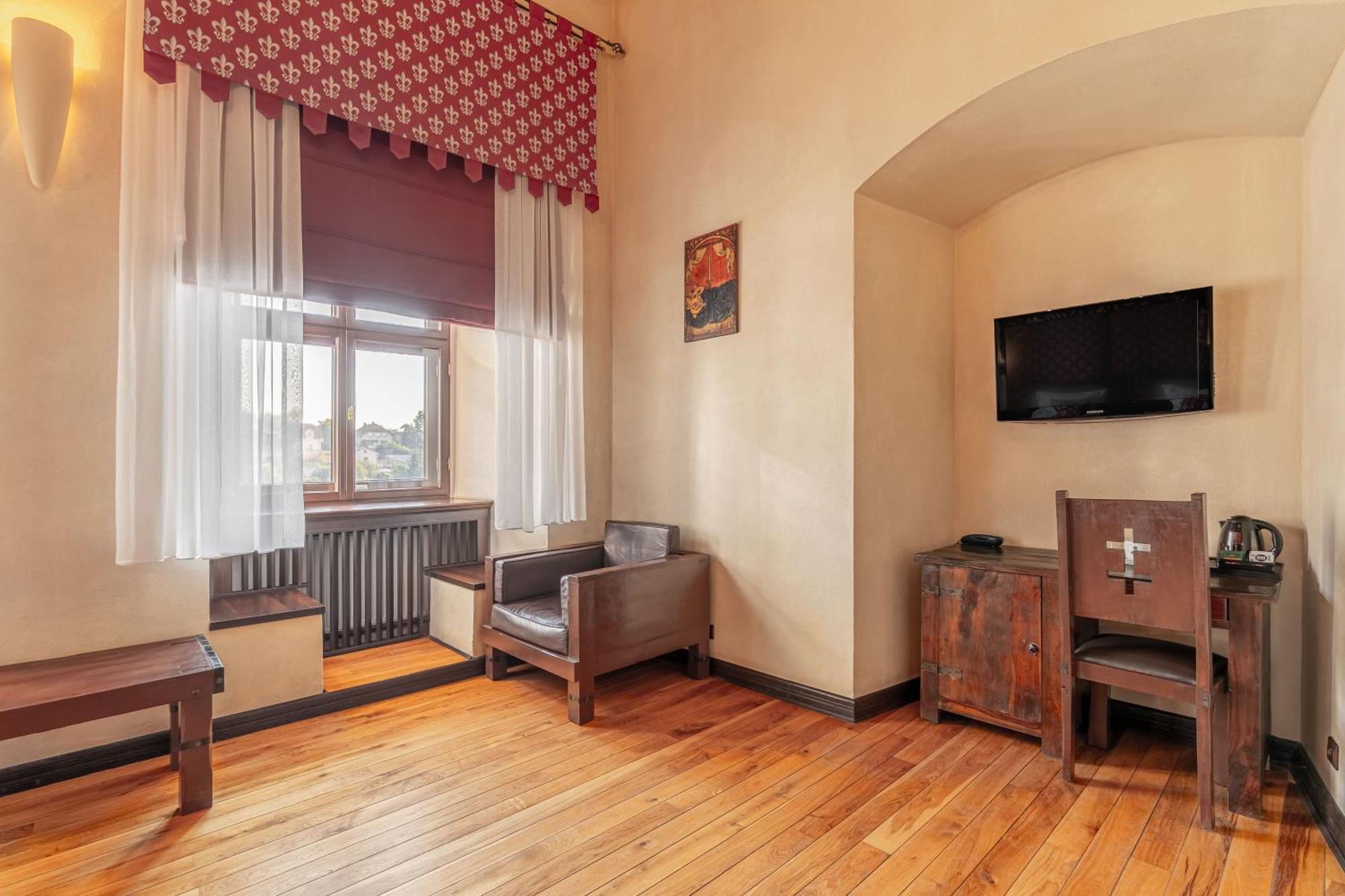 Aparthotel Zamek Uniejow Esterno foto