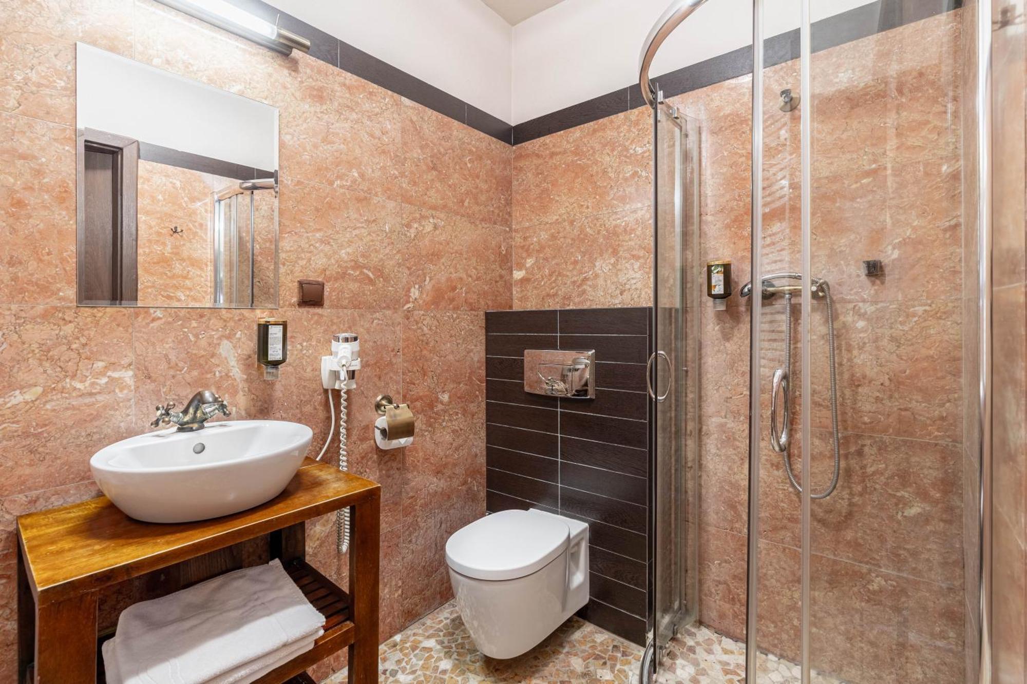Aparthotel Zamek Uniejow Esterno foto